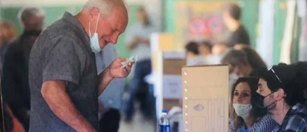 Video: llorando, fue a votar el padre del kiosquero asesinado