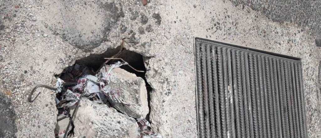 Alertas automovilistas: un gran pozo en Guaymall&eacute;n dificulta el tr&aacute;nsito