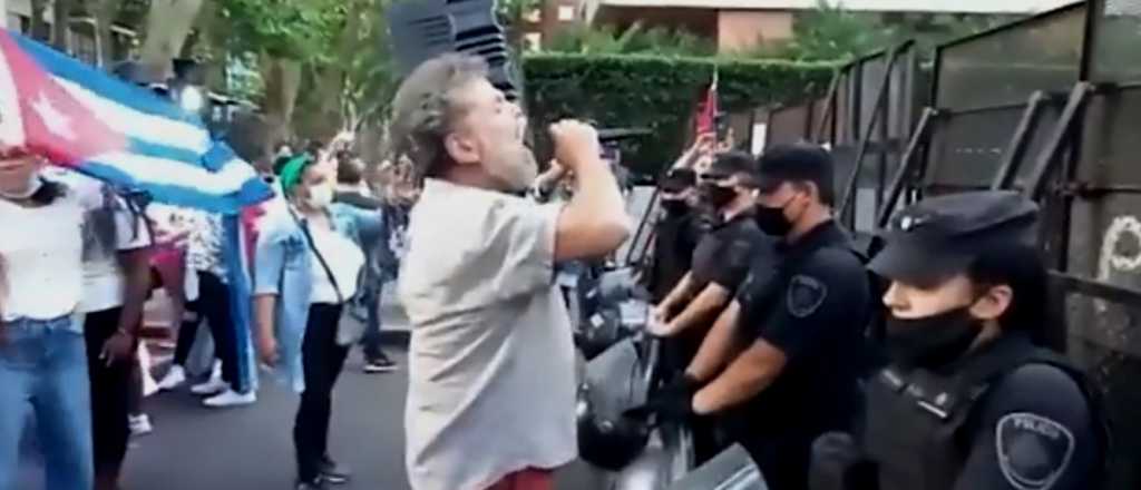 Video: Alfredo Casero, a los gritos frente a la embajada de Cuba