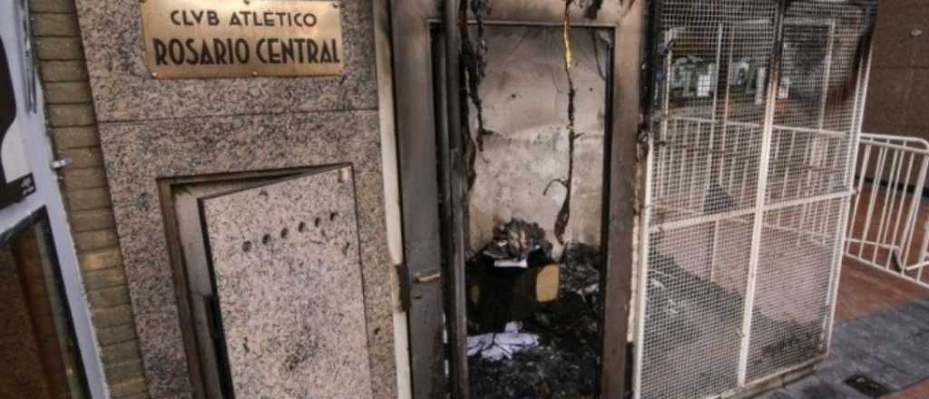Sigue la violencia entre hinchadas: incendiaron una sede de Rosario Central 