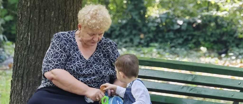 Sorprendente: qué pasa en el cerebro de una abuela cuando ve a su nieto