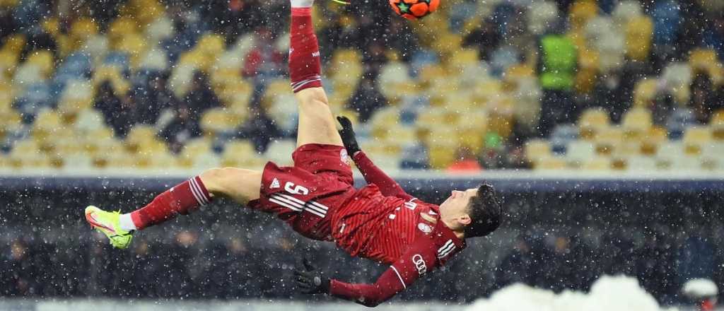 Video: el golazo de Lewandowski de chilena y bajo la nieve es una locura