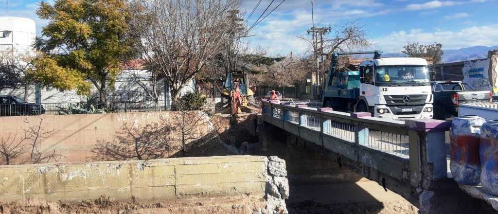 Godoy Cruz interrumpe el tr&aacute;nsito de un importante puente por un mes