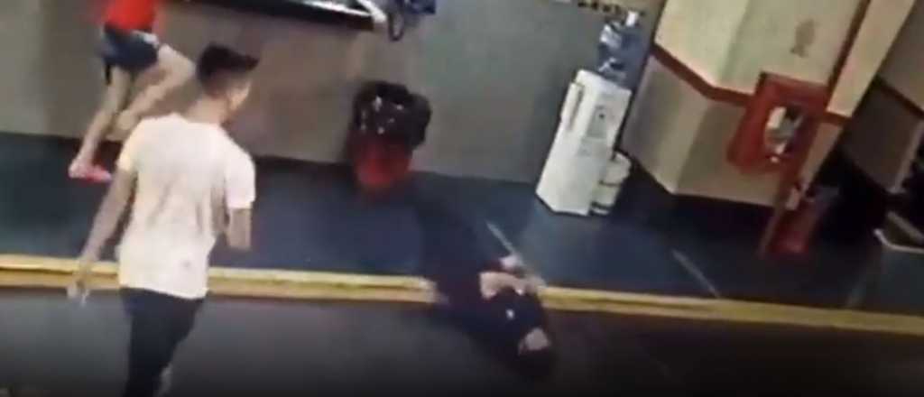 Video: un joven encontró su auto rayado y golpeó a un playero