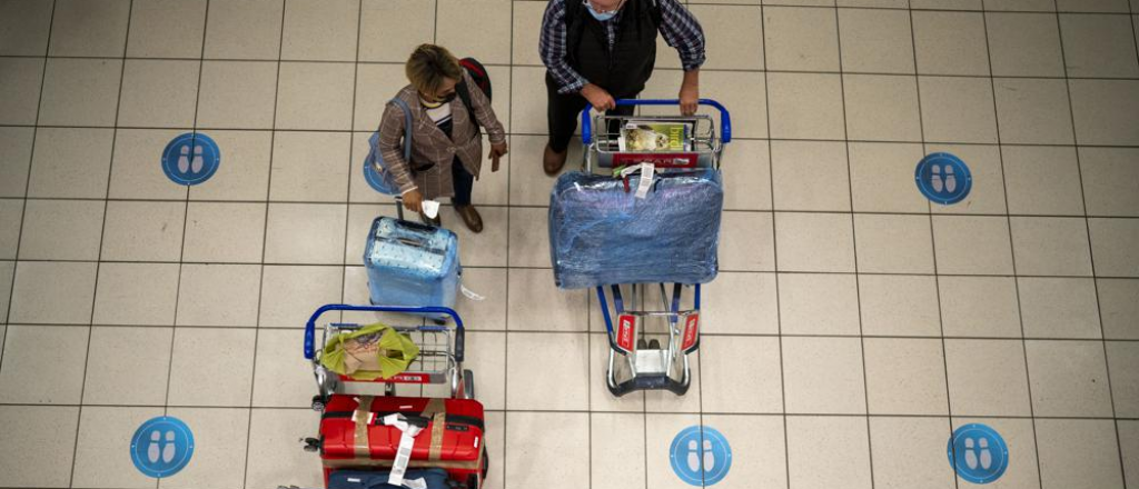 Por la nueva variante omicron, EEUU cierra viajes de Sudáfrica