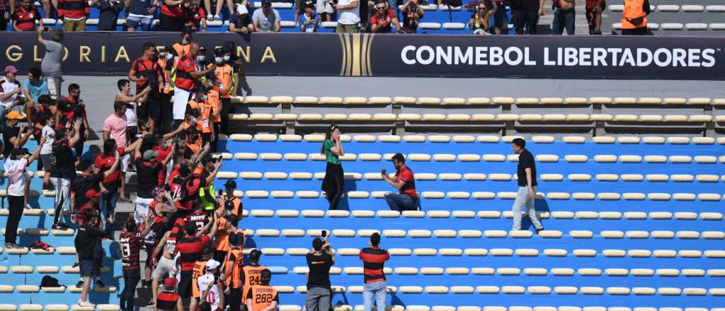 Un hincha de Flamengo le pidió casamiento a su novia del Palmeiras