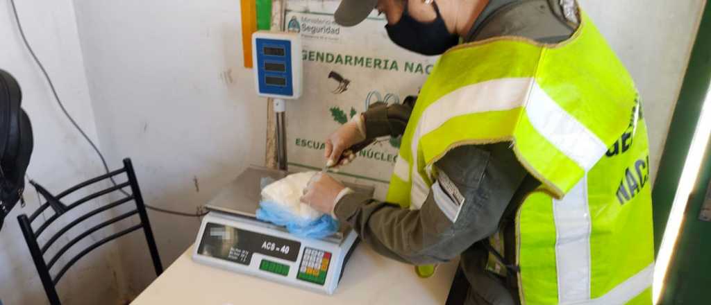 En dos operativos, cayeron pasajeros de Mendoza transportando droga