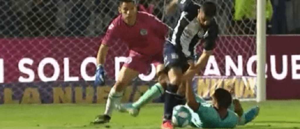 Video: la insólita jugada que dejó al Tomba afuera de la Copa