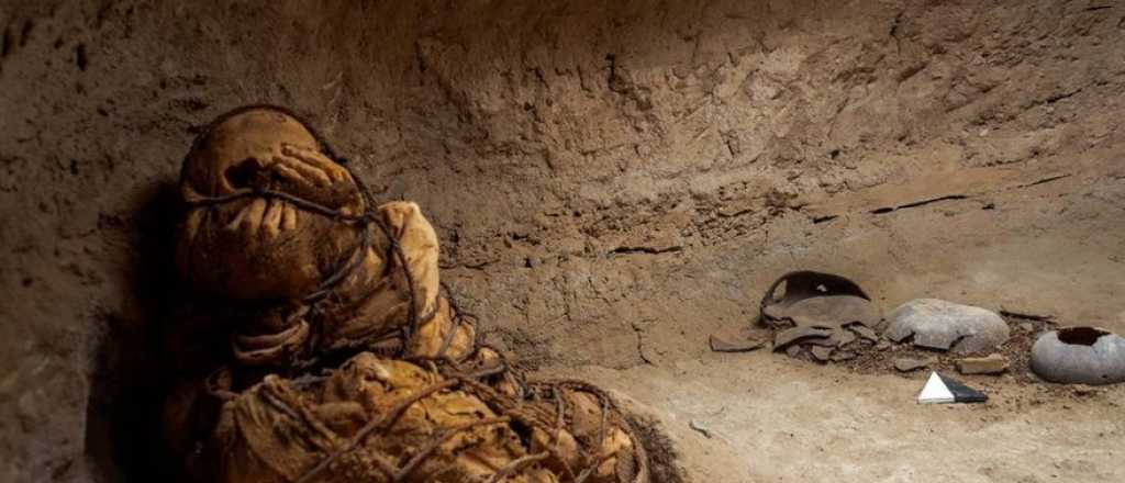 Arqueólogos encontraron una momia atada con sogas en Perú 