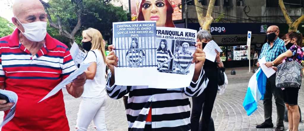 Con un disfraz de Cristina presa, protestaron en Mendoza contra la Justicia