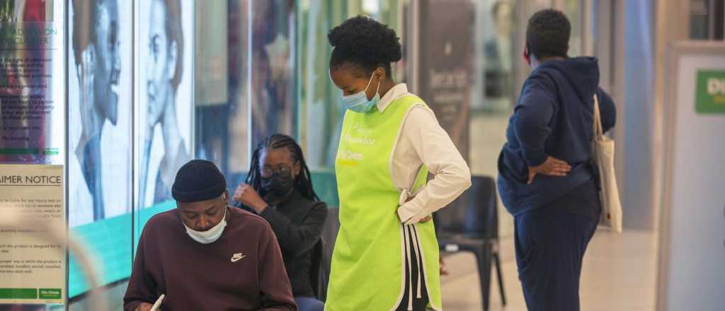 &Oacute;micron: es tres veces m&aacute;s contagiosa y evadir&iacute;a la inmunidad anterior