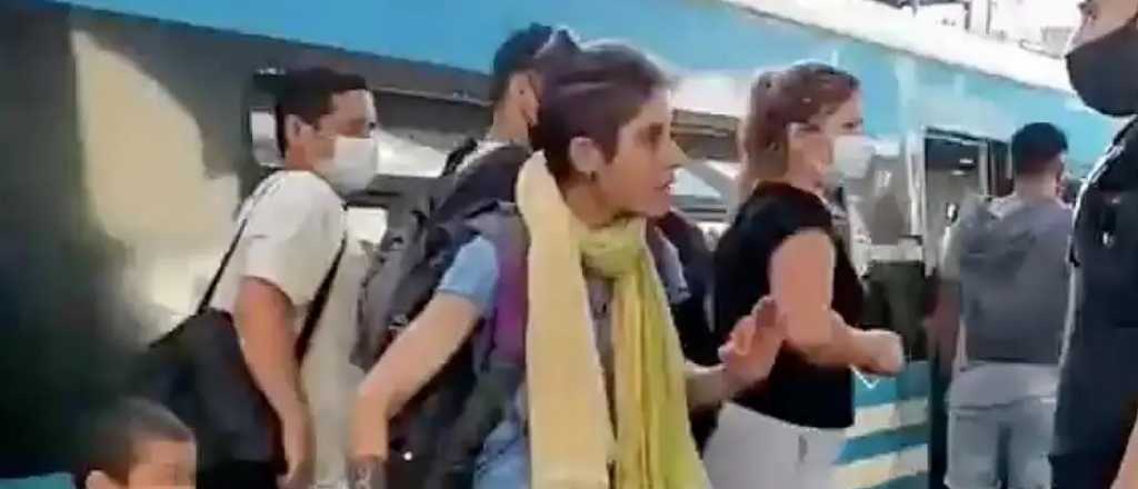 Video: "Mataguachos", los insultos de una mujer a un policía en un tren porteño