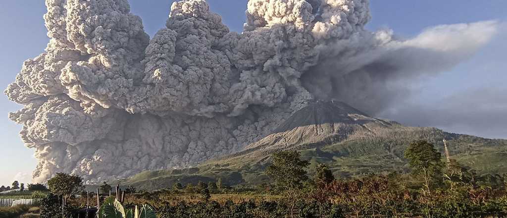 Video: una erupción de un volcán dejó al menos 14 muertos en Indonesia