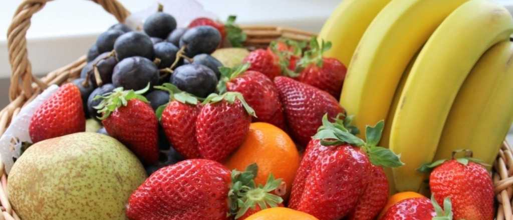 La fruta que no se debería comer con la mano, ¿por qué?