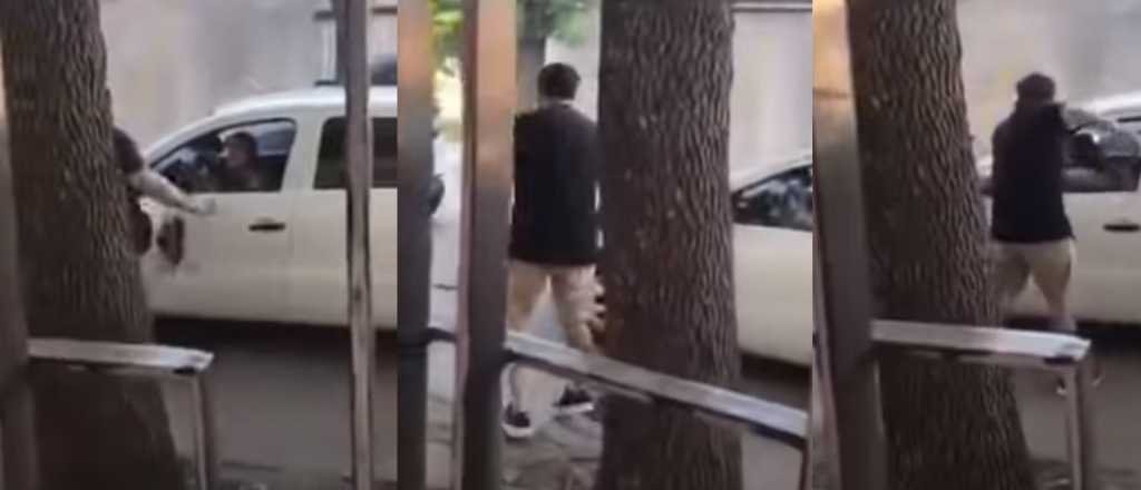 Video: "Aprendé a manejar", un hombre agredió a una mujer que le chocó el auto