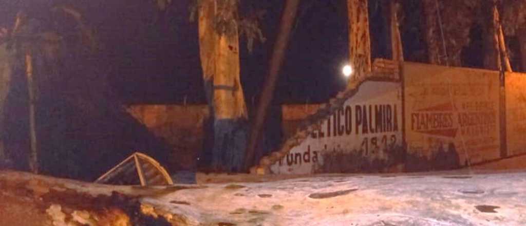 La tormenta tir&oacute; una pared de la cancha de Palmira y &aacute;rboles de anta&ntilde;o