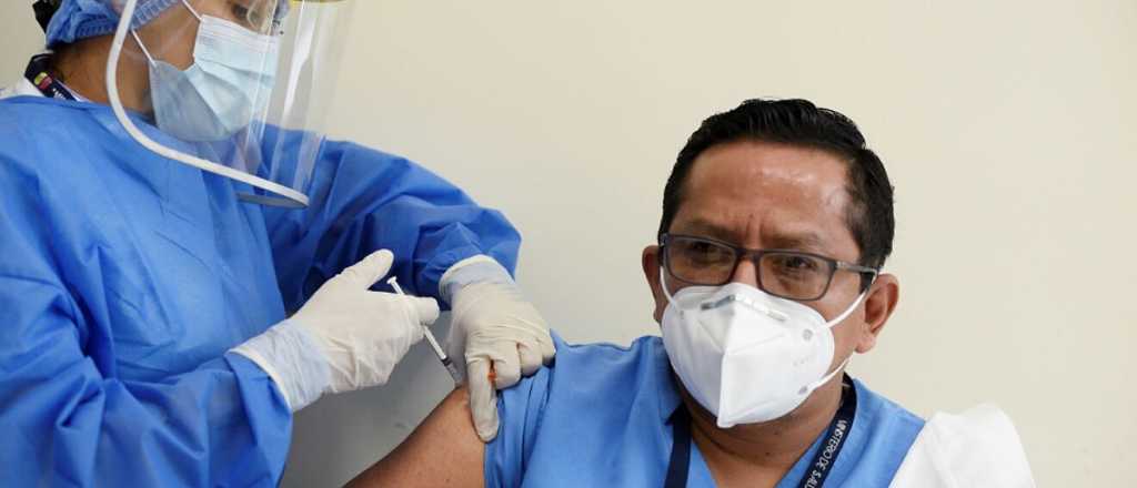 Pfizer asegura que una tercera dosis es eficaz contra la variante &Oacute;micron