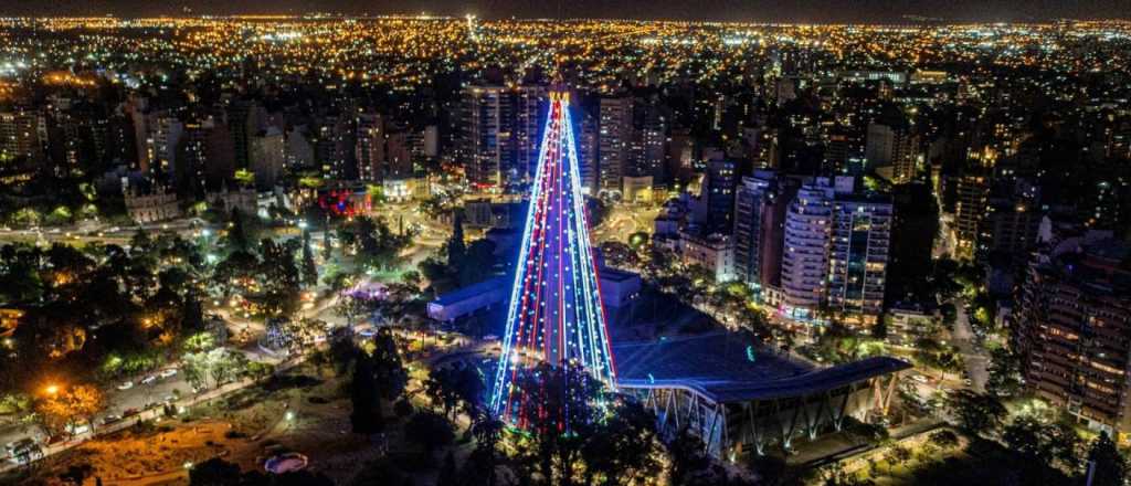 El Gobierno de Córdoba armó un árbol de Navidad por 10 millones de pesos