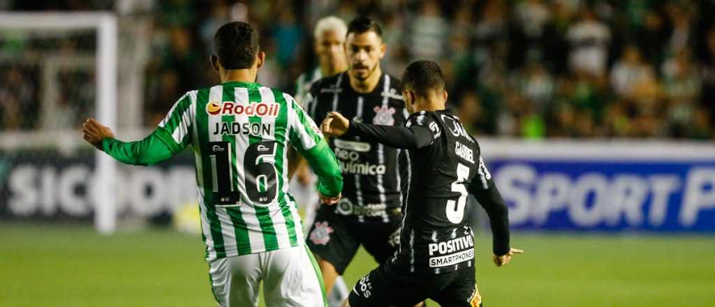 Ins&oacute;lito: pincharon todas las pelotas en pleno partido por el descenso