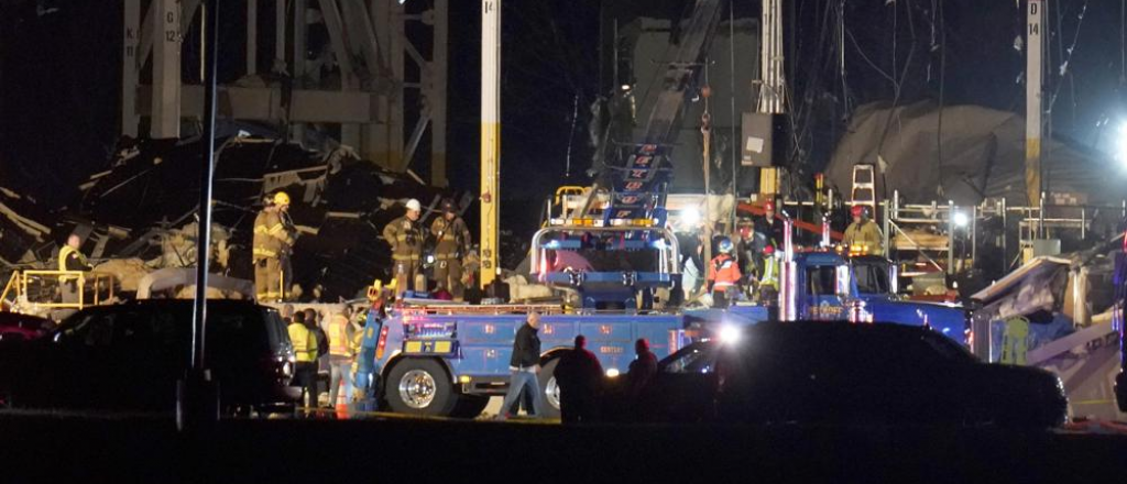 Al menos 50 muertos por los tornados en EEUU: colaps&oacute; el techo en Amazon