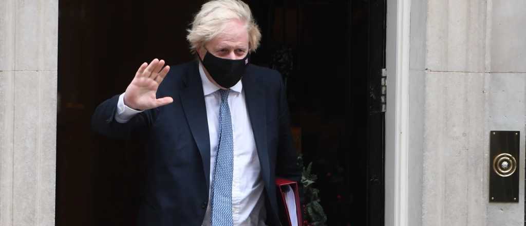 Afirman que Boris Johnson particip&oacute; de una fiesta clandestina en cuarentena