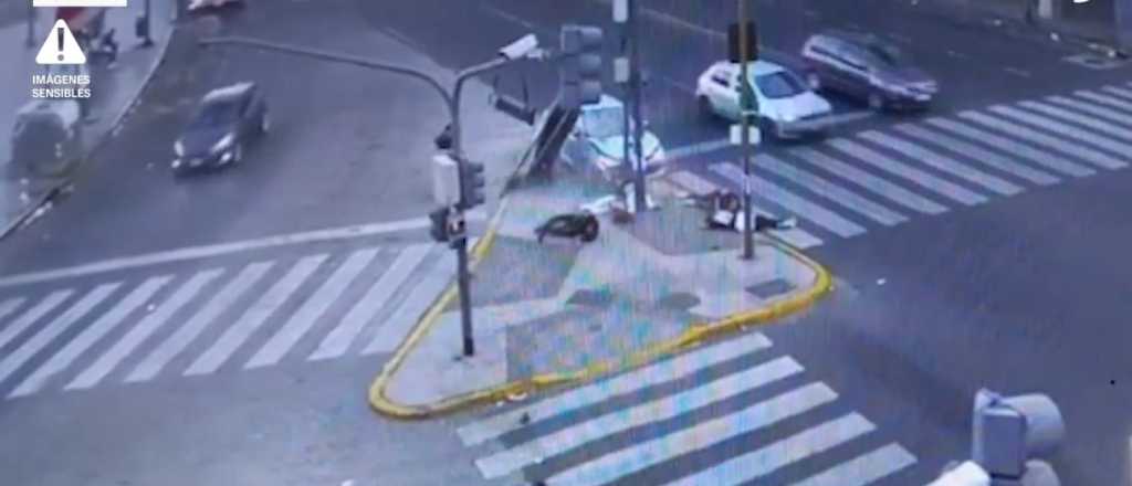 Video: un auto fuera de control atropelló a 6 personas en Buenos Aires