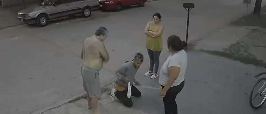 Video: denuncian a un hombre que atacó con un machete a un joven ladrón
