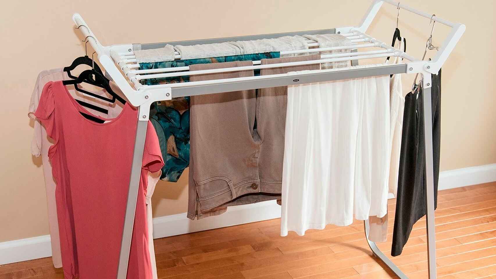 Seca la ropa dentro de casa los días de lluvia y disfruta de tus pantalones  favoritos con estos tendederos portátiles (algunos en oferta)