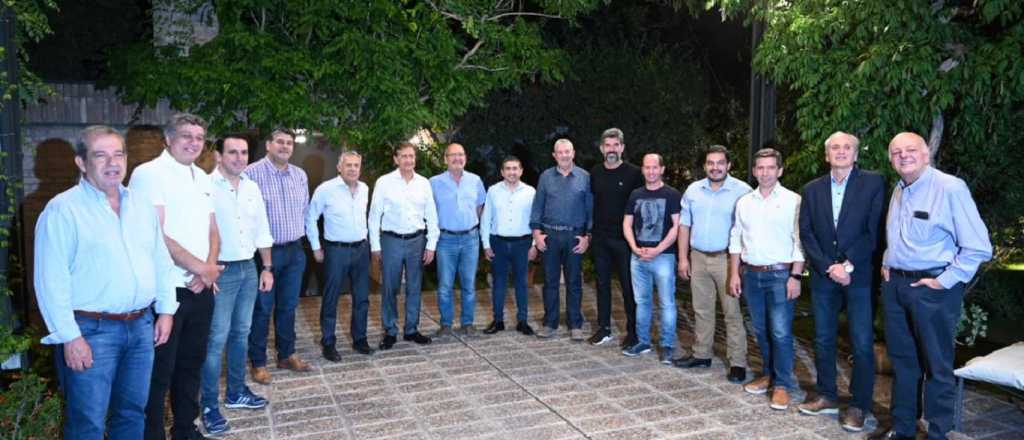 Cumbre radical: Suarez se reuni&oacute; con intendentes y legisladores