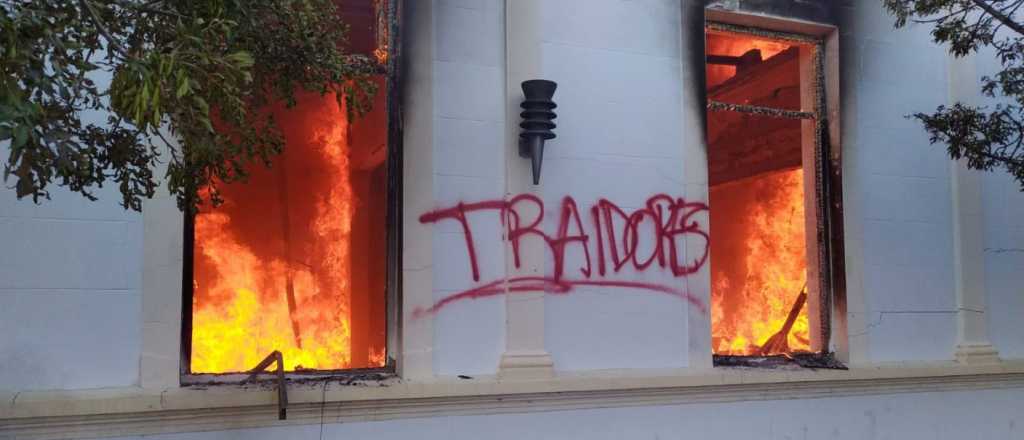 Violencia antiminera: quemaron la Casa de Gobierno de Chubut