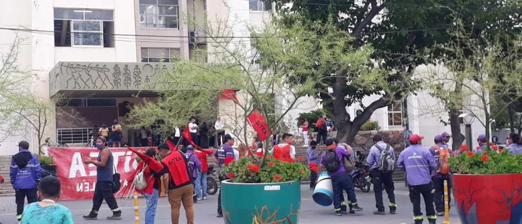 El Polo Obrero protestó frente a la Municipalidad de Guaymallén  