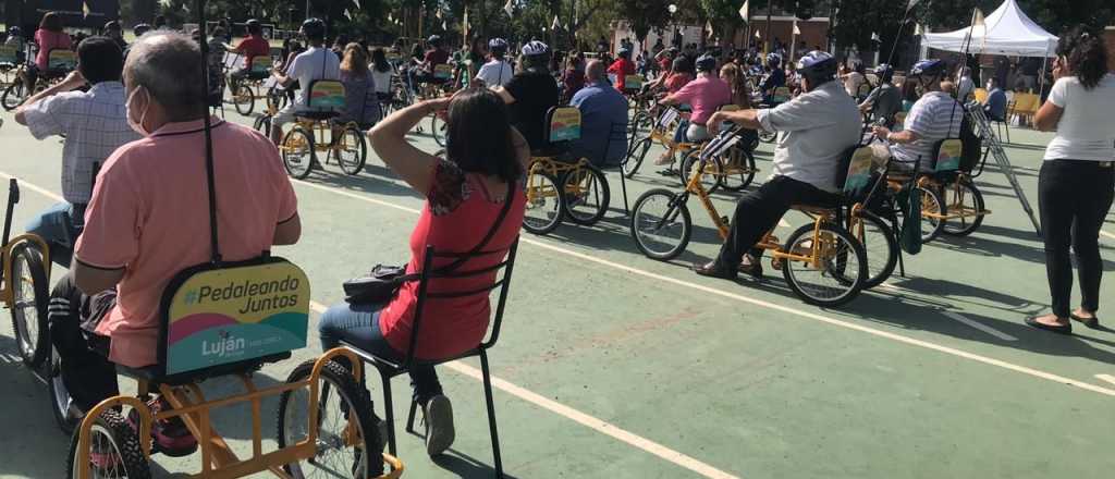 Junto a Jean Maggi, Luj&aacute;n entreg&oacute; bicicletas adaptadas a vecinos