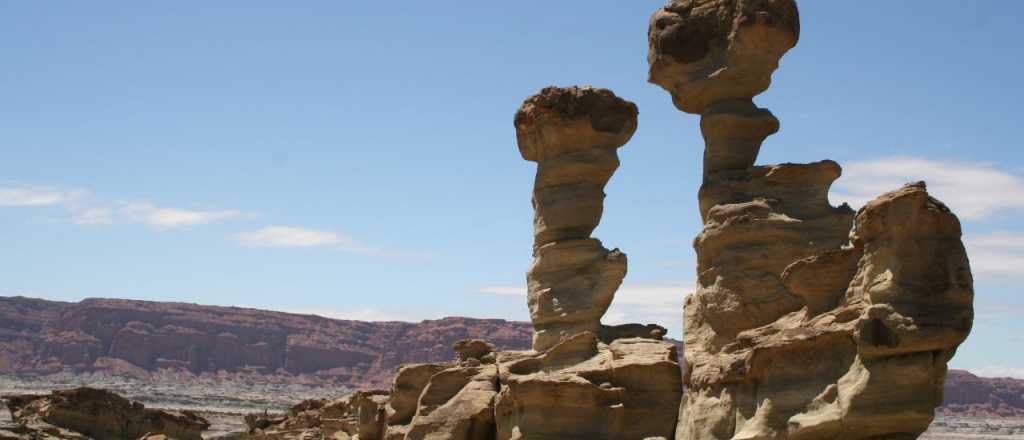San Juan: se cayó una de las torres en el Valle de la Luna por el Zonda