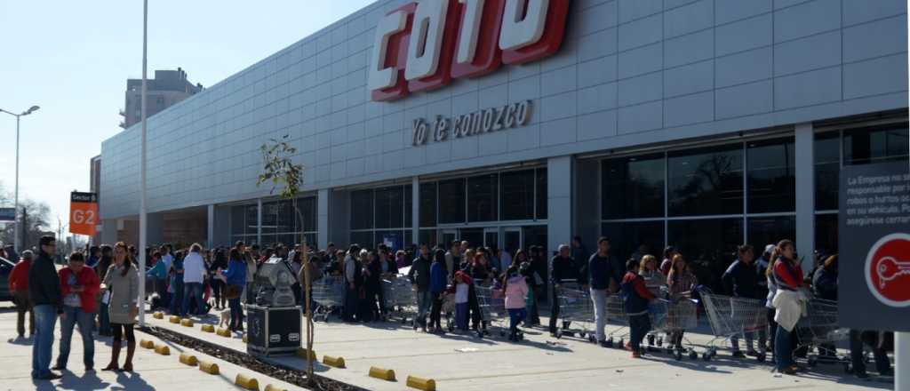 Tras firmar el acuerdo, Coto anunci&oacute; que tomar&aacute; 1.500 empleados este a&ntilde;o