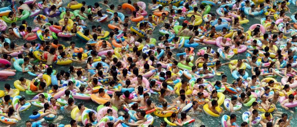 La piscina con 8 mil ba&ntilde;istas a la que no querr&aacute;s entrar nunca