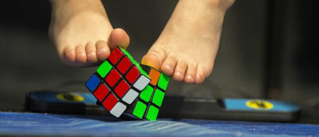 Así es el Mundial donde hacen el Cubo Mágico con los pies