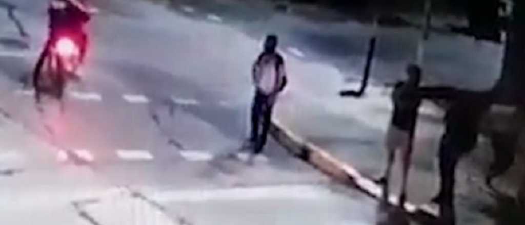Video: un policía bonaerense baleo a un "motochorro" que intentó robarle