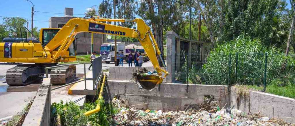 Tras las lluvias, operativo en Guaymallén para sacar residuos de los cauces 