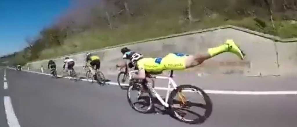 La incre&iacute;ble t&eacute;cnica al estilo Superman de un ciclista para ganar una carrera