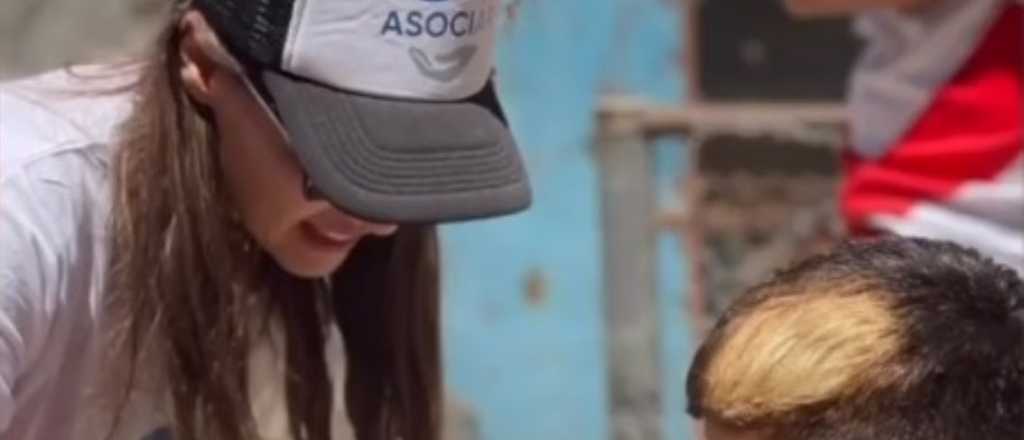 Pampita entregó regalos en Fuerte Apache por Navidad