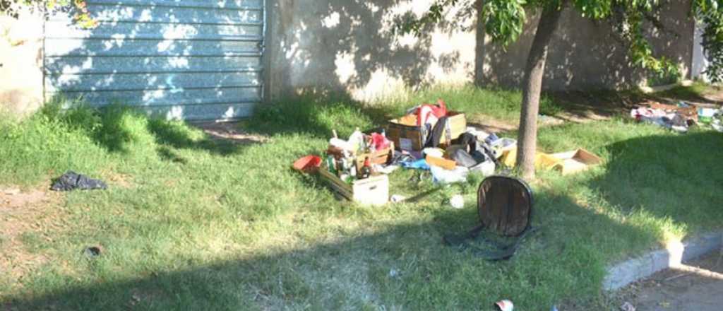 Fotos: vaciaron la casa de Lucio Dupuy y tiraron sus juguetes a la calle
