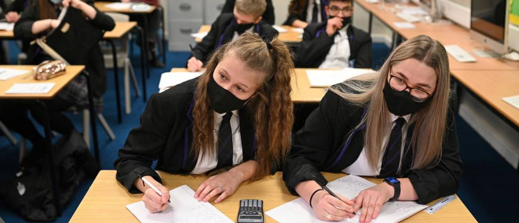 El Reino Unido reimpone el barbijo para los alumnos en las secundarias