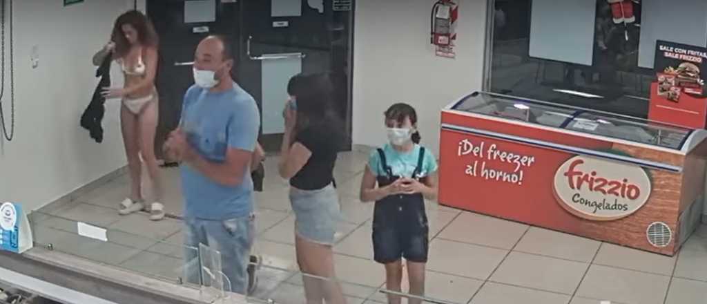 Video: una mujer se sac&oacute; el vestido para usarlo de barbijo en una helader&iacute;a