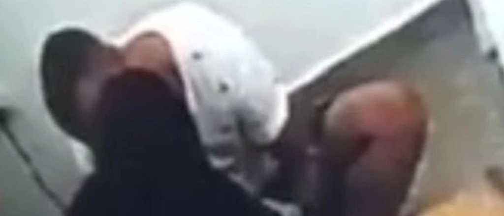 Video: una jueza fue captada a los besos con un preso en un penal de Trelew