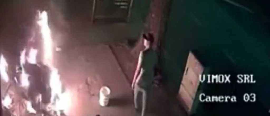 Video: una mujer prendi&oacute; fuego a un indigente mientras dorm&iacute;a