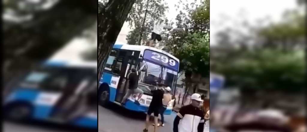 Cortaron la calle y se pusieron a bailar arriba de un micro de l&iacute;nea