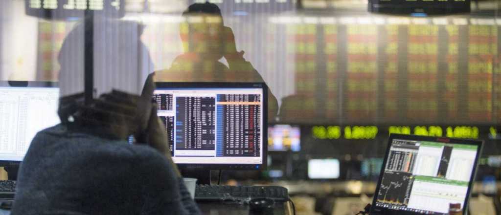 Mejoran las acciones, caen los bonos y sube el riesgo pa&iacute;s 