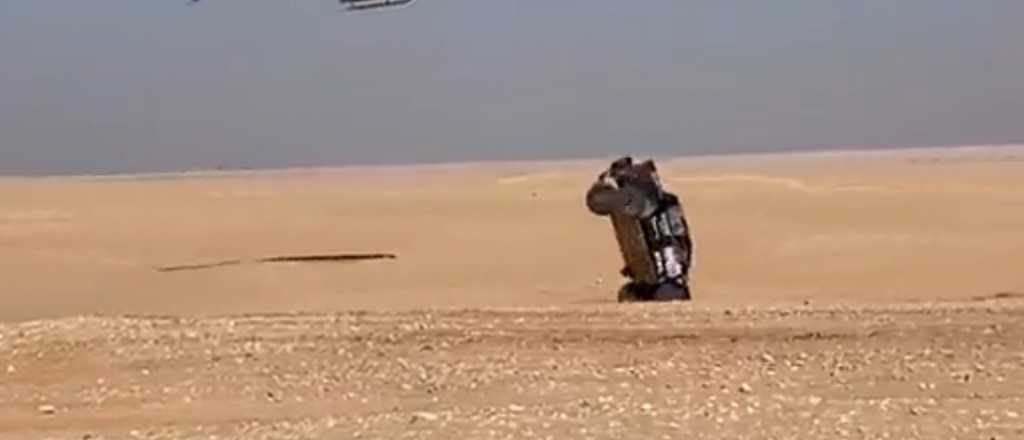 Video: calculó mal en una duna y sufrió un terrible vuelco