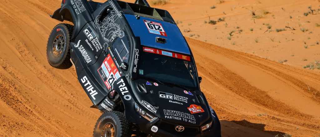 Video: calcul&oacute; mal en una duna y sufri&oacute; un terrible vuelco