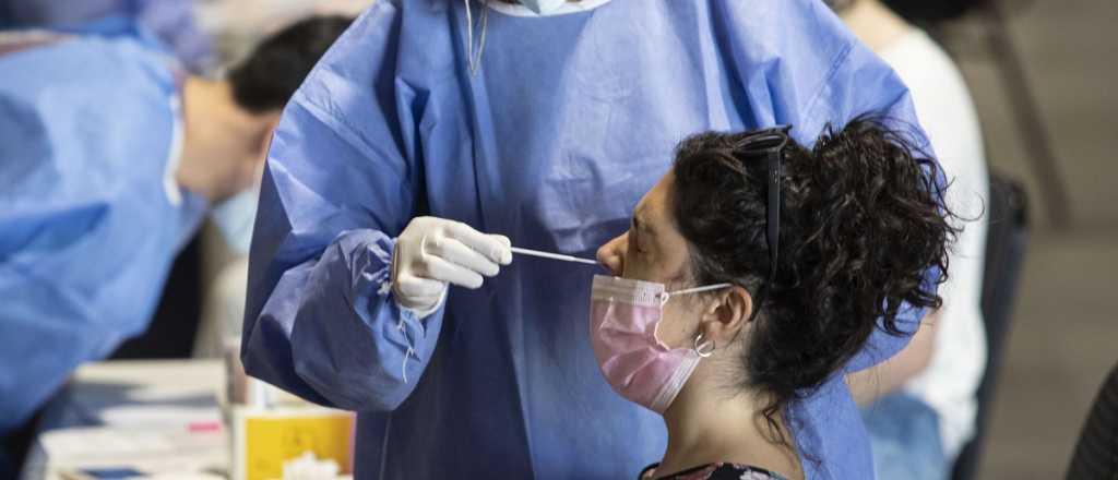 Por cu&aacute;nto tiempo contagia una persona infectada con &Oacute;micron